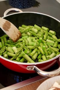 veganes Gericht - grüner Spargel