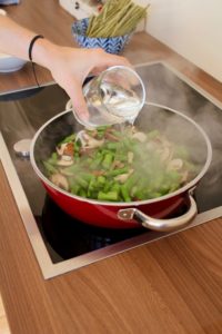 veganes Gericht - ablöschen